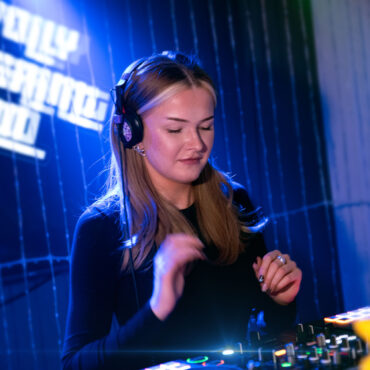 Polly Saint Cade Flashbass.FM 11